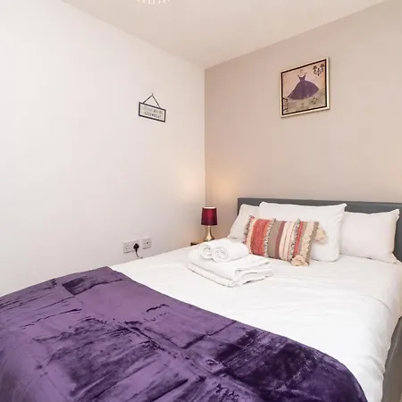 Spacious 2 Bed Southville Flat Near Harbourside *