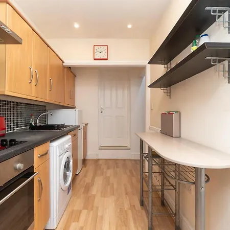 Spacious 2 Bed Southville Flat Near Harbourside *