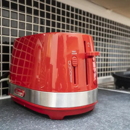 Spacious 2 Bed Southville Flat Near Harbourside