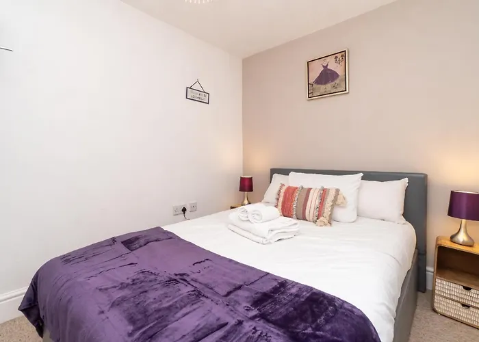 Spacious 2 Bed Southville Flat Near Harbourside *