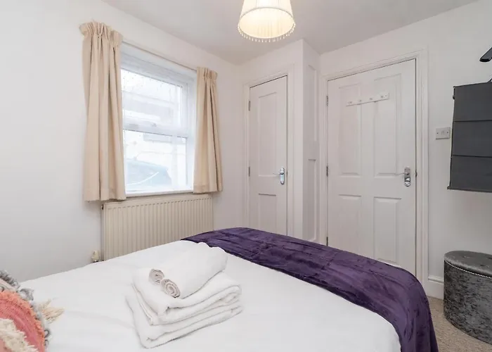 Spacious 2 Bed Southville Flat Near Harbourside