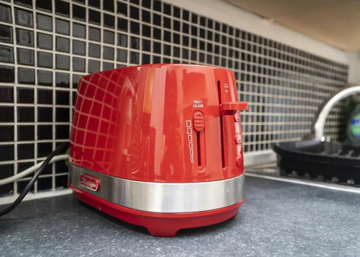 Spacious 2 Bed Southville Flat Near Harbourside