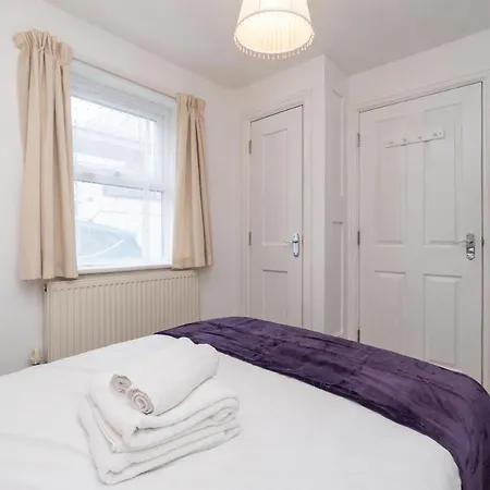 Spacious 2 Bed Southville Flat Near Harbourside