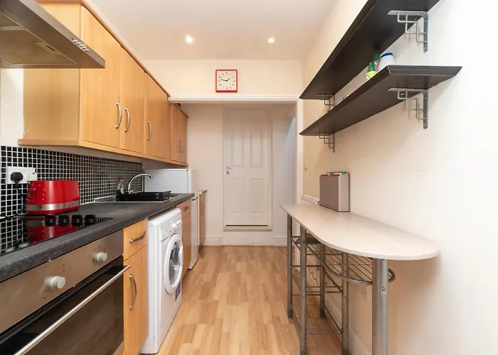 Spacious 2 Bed Southville Flat Near Harbourside *